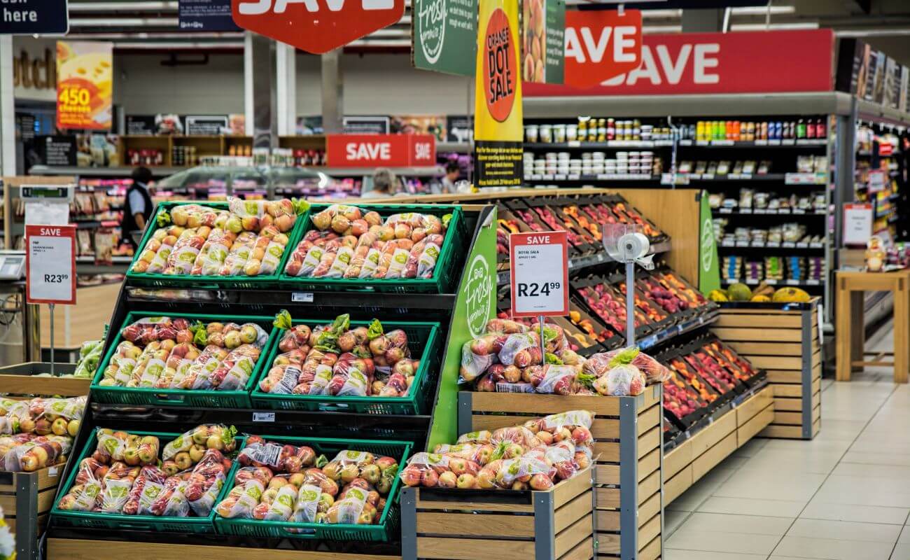 ACCC takes aim: Coles and Woolworths under scrutiny for price discount advertising